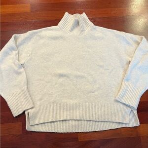Uniqlo Soufflé Knit Cream Turtleneck Sweater Medium